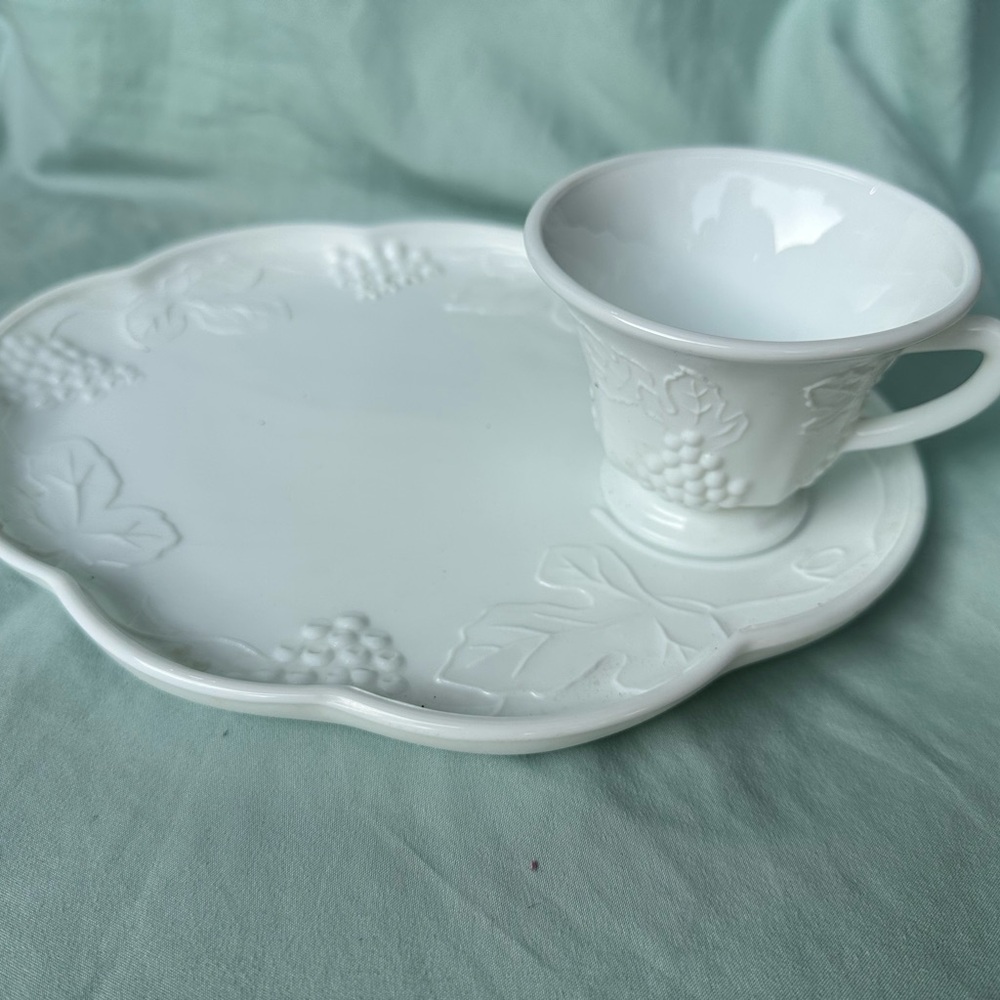 Harvest 8pc Milk Glass Snack Set